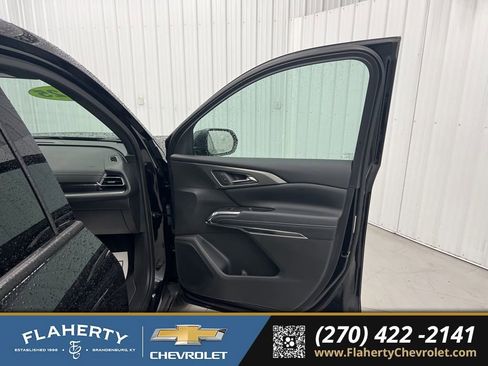 Used 2025 Chevrolet Traverse LT image 14