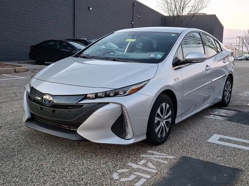 Used 2020 Toyota Prius Prime LE image 3