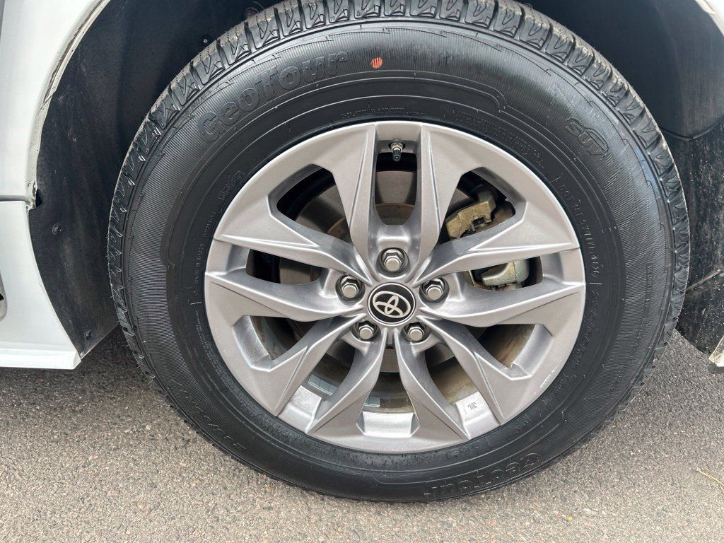 Used 2025 Toyota Sienna XLE AWD/4WD image 32