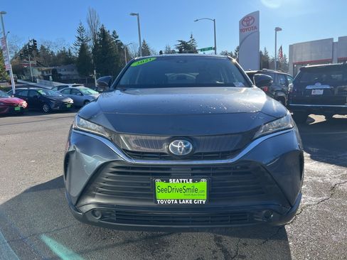 Used 2021 Toyota Venza LE image 2