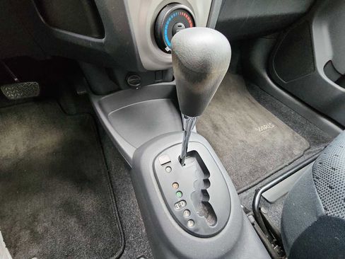 Used 2011 Toyota Yaris image 19