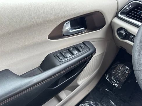 Used 2017 Chrysler Pacifica Touring FWD image 26
