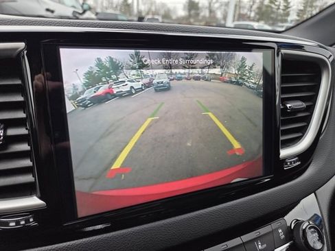 Used 2025 Chrysler Pacifica Select image 11