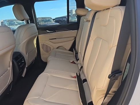 New 2025 Jeep Grand Cherokee Limited image 16