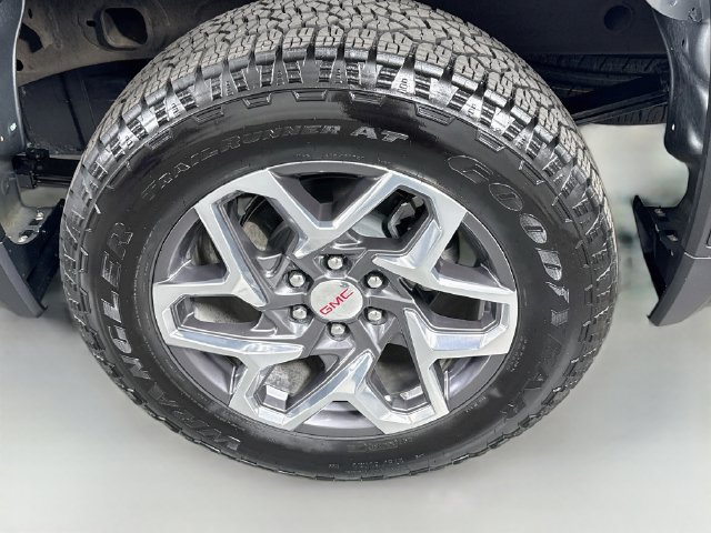 Used 2026 GMC Sierra 1500 SLE w/ LPO, Black Badging Package AWD/4WD image 31