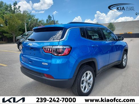 Used 2025 Jeep Compass Latitude AWD/4WD image 9