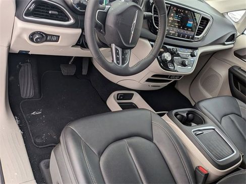 Used 2024 Chrysler Pacifica Touring-L image 11