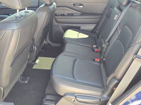 Used 2025 Nissan Pathfinder SL AWD/4WD image 19