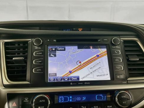 Used 2019 Toyota Highlander XLE FWD image 22