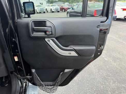 Used 2015 Jeep Wrangler Unlimited Sahara w/ Dual Top Group AWD/4WD image 17