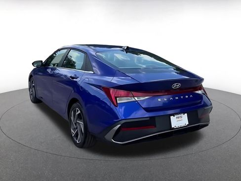 Used 2025 Hyundai Elantra SEL image 11