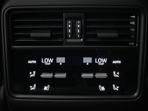 Used 2026 Porsche Cayenne AWD/4WD image 22