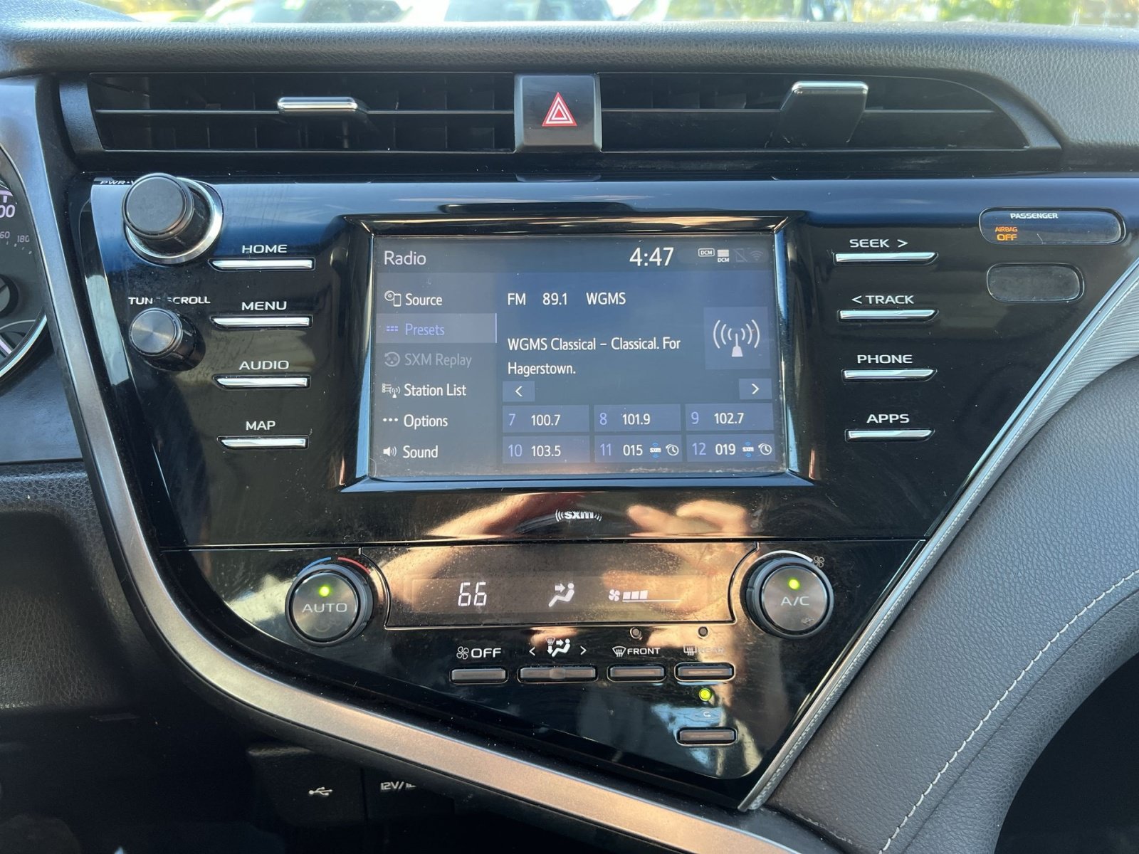 Used 2020 Toyota Camry SE FWD image 18