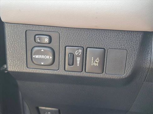 Used 2017 Toyota RAV4 XLE FWD image 11