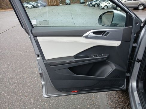 New 2025 Volkswagen Taos SE image 10