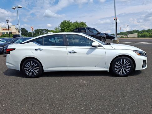 Certified 2024 Nissan Altima 2.5 SV w/ SV Premium Package FWD image 7