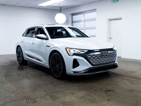 Used 2024 Audi Q8 e-tron Premium image 25