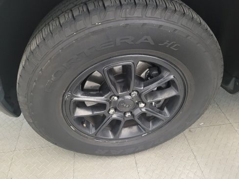 Used 2019 Jeep Grand Cherokee Laredo image 31