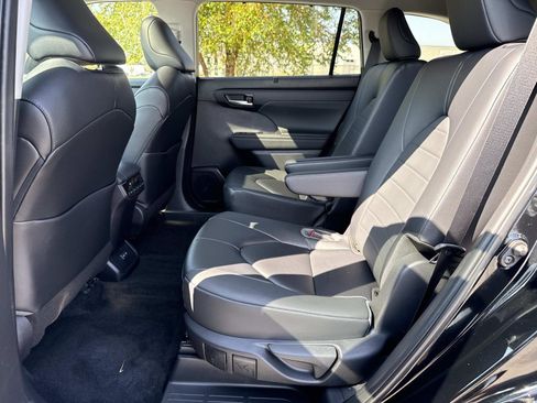 Used 2023 Toyota Highlander XLE image 22