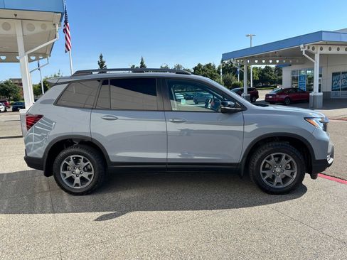 Used 2025 Honda Passport TrailSport image 4