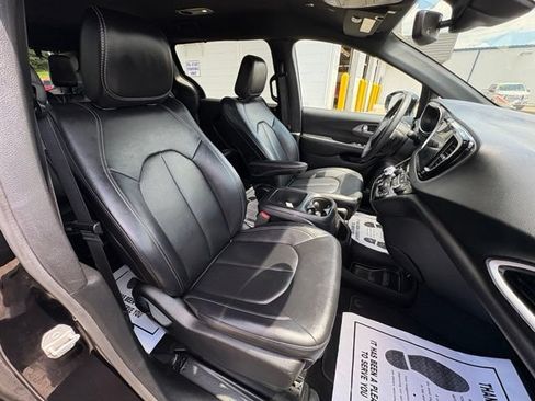 Used 2025 Chrysler Pacifica Select FWD image 29
