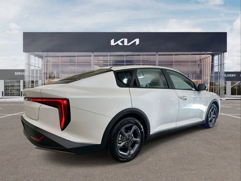 New 2025 Kia K4 LXS image 8