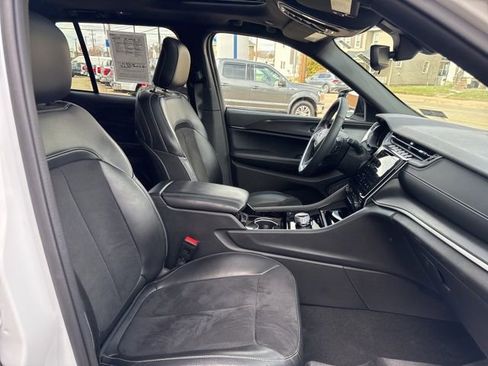 Used 2023 Jeep Grand Cherokee Altitude image 34