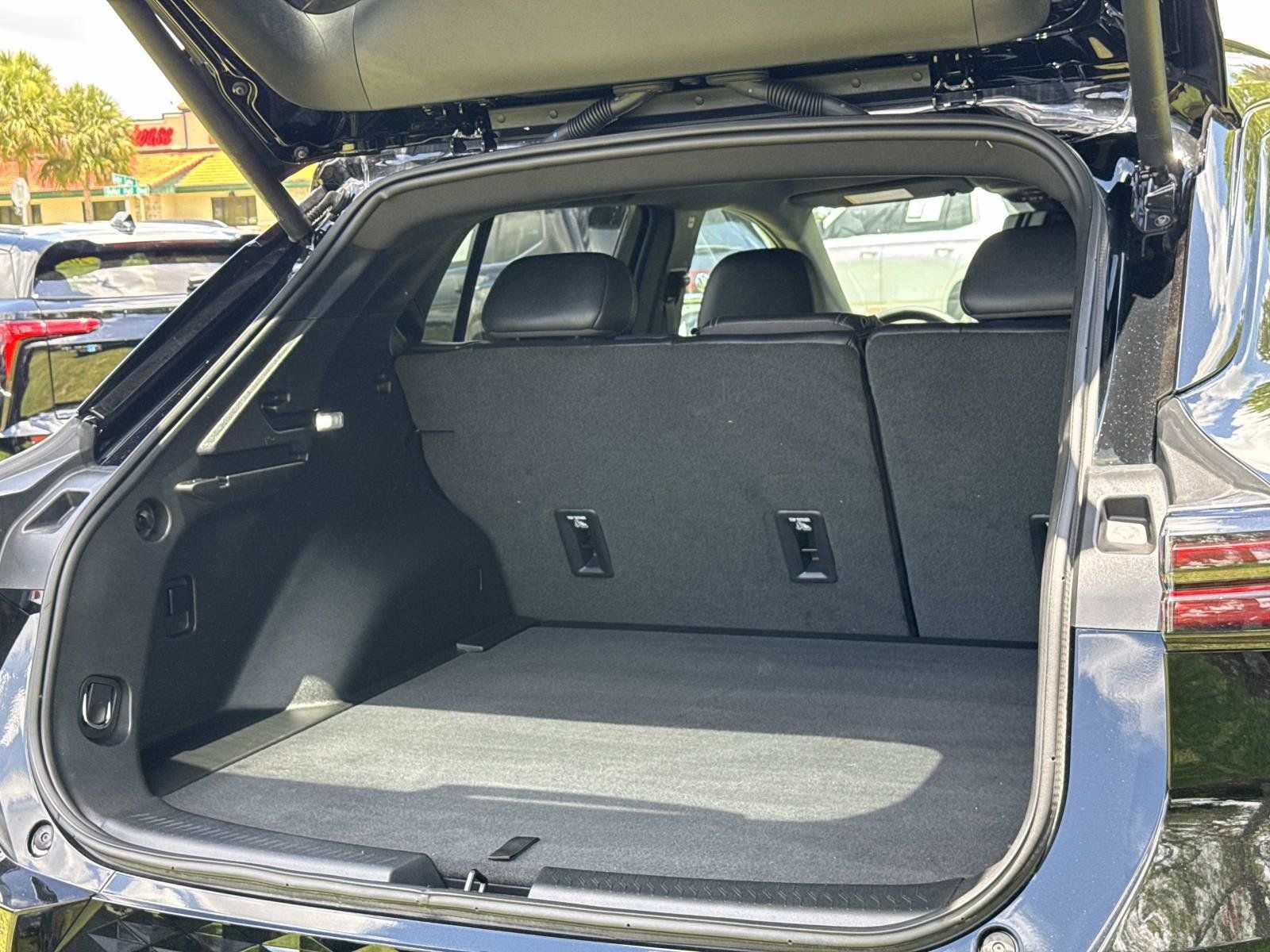 Used 2025 Chevrolet Equinox EV RS FWD image 28