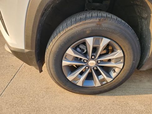 Used 2026 Chevrolet Equinox LT FWD image 9
