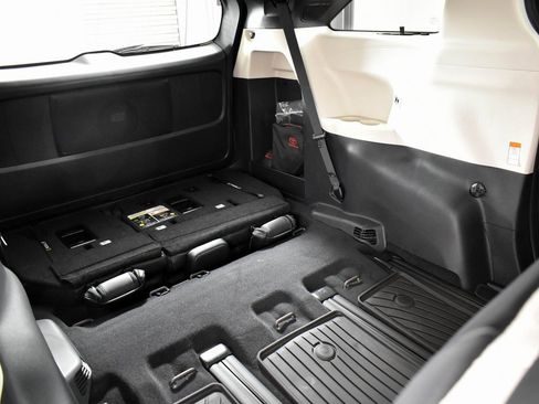 Certified 2025 Toyota Sienna Platinum image 35