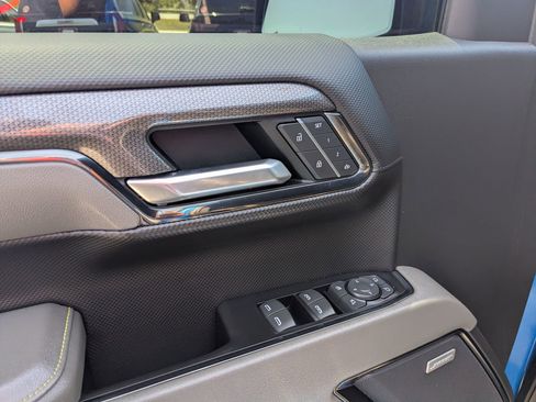 Used 2022 Chevrolet Silverado 1500 ZR2 w/ Technology Package image 12