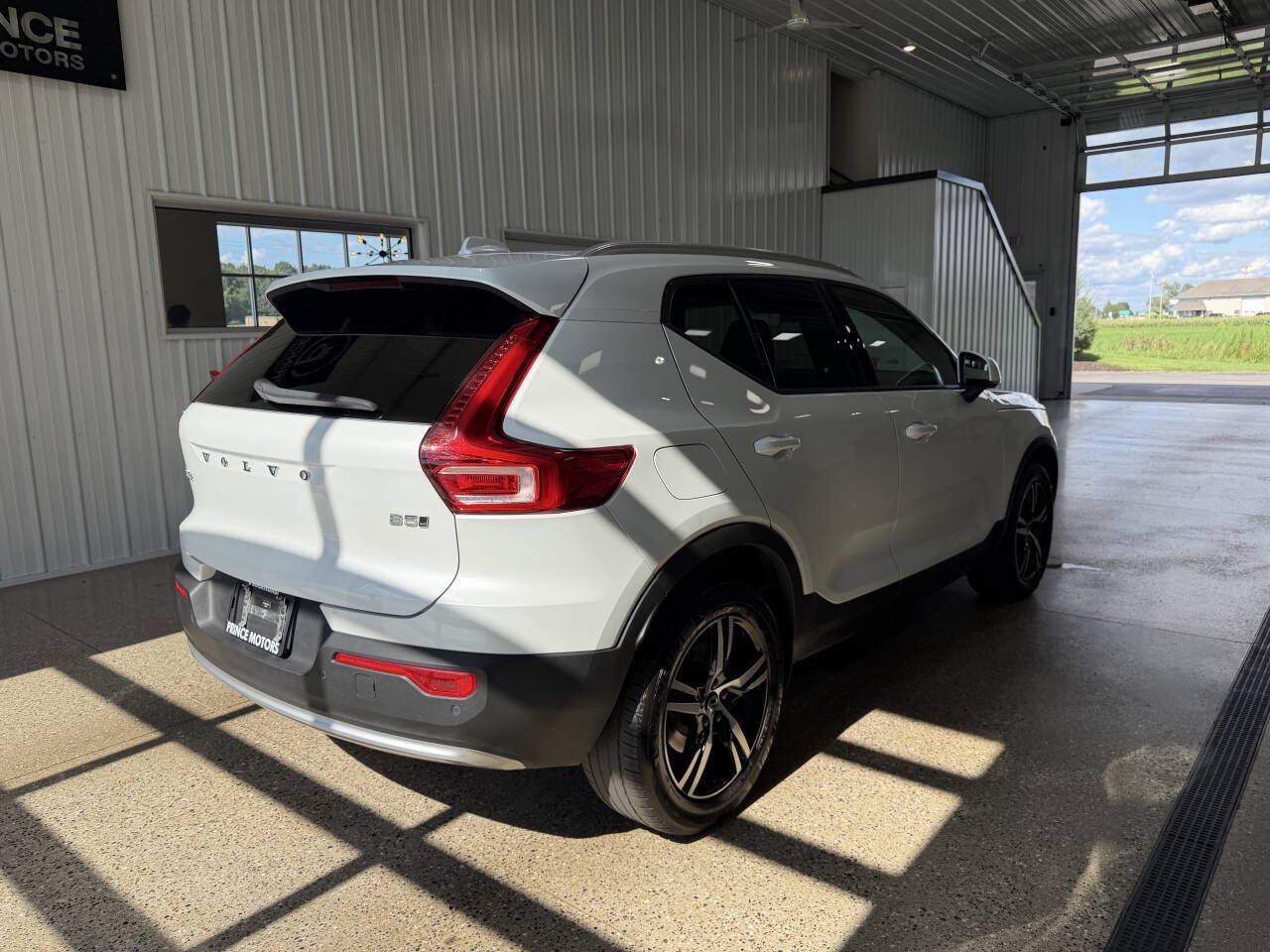Used 2023 Volvo XC40 B5 Core AWD/4WD image 4