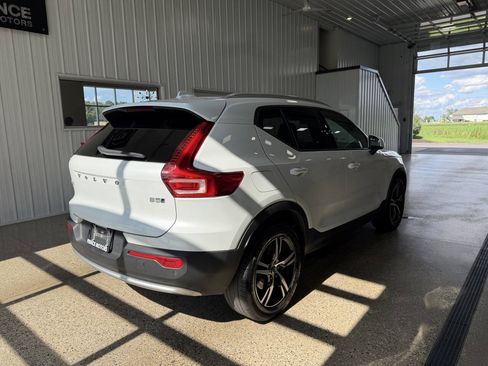 Used 2023 Volvo XC40 B5 Core AWD/4WD image 4