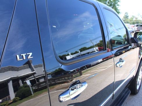 Used 2011 Chevrolet Suburban LTZ RWD image 38