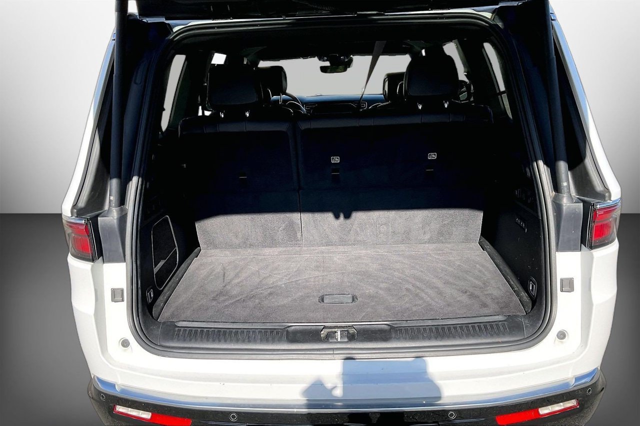 Used 2024 Jeep Wagoneer Series III AWD/4WD image 26