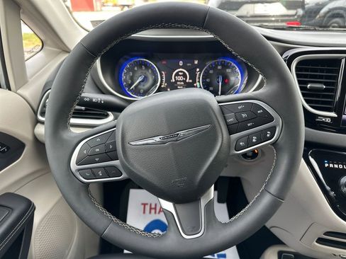 Used 2024 Chrysler Pacifica Touring-L image 19