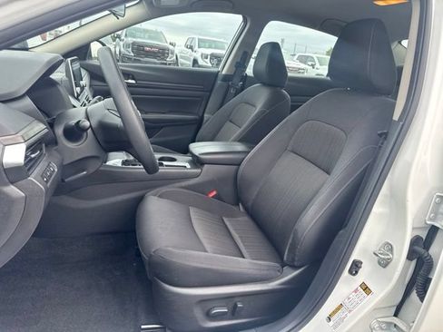 Used 2025 Nissan Altima 2.5 SV FWD image 16