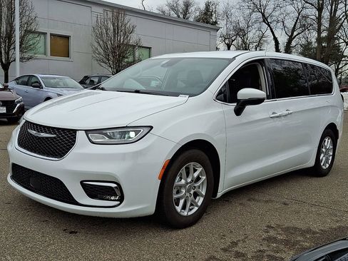 Used 2023 Chrysler Pacifica Touring-L FWD image 4