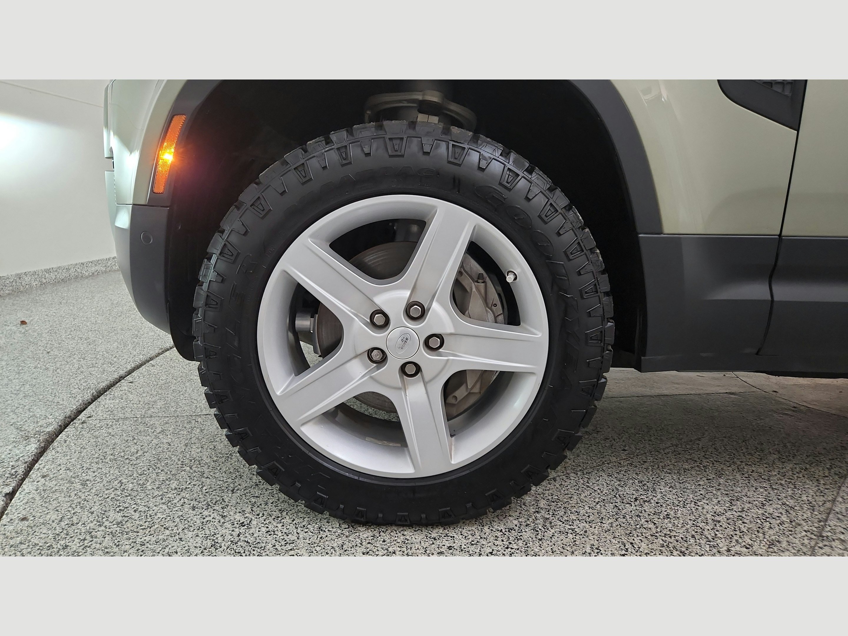 Used 2020 Land Rover Defender 110 HSE AWD/4WD image 38