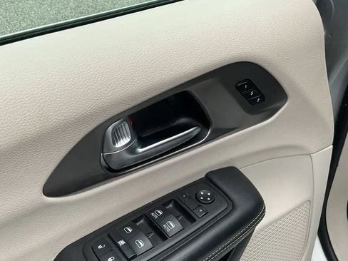 Used 2024 Chrysler Pacifica Touring-L FWD image 10