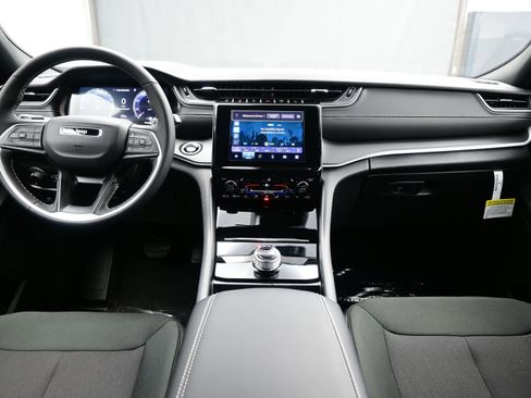 New 2026 Jeep Grand Cherokee L 4WD image 9