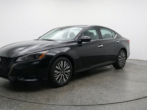 Used 2025 Nissan Altima 2.5 SV FWD image 3