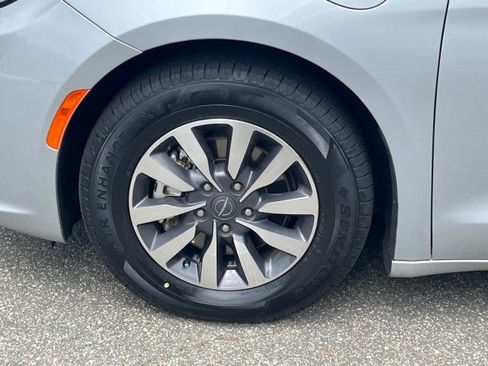 Used 2023 Chrysler Pacifica Touring-L FWD image 18