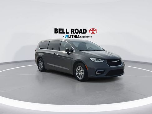 Used 2025 Chrysler Pacifica Select image 2