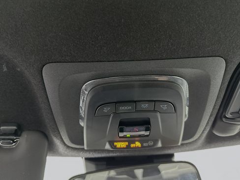 Used 2025 Toyota Corolla SE w/ Convenience Package image 18