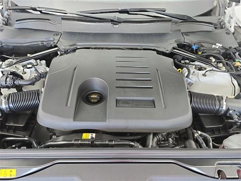 Used 2025 Land Rover Discovery Dynamic SE image 31