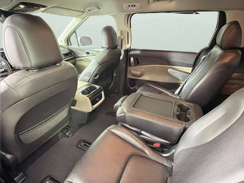 Used 2025 Kia Carnival EX FWD image 28