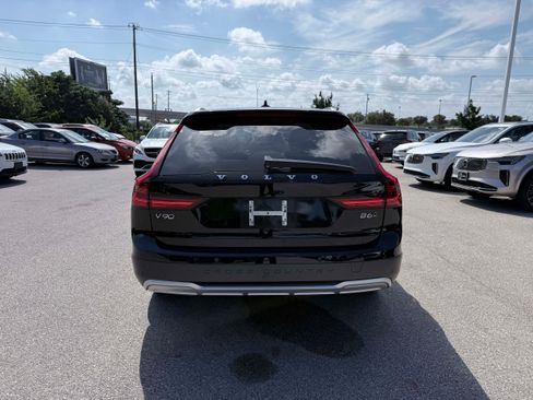 Certified 2025 Volvo V90 B6 Cross Country Plus AWD/4WD image 5