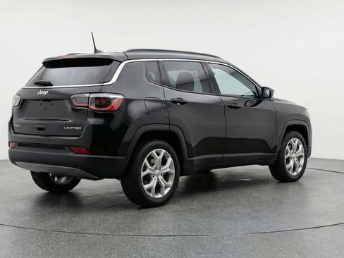 Used 2025 Jeep Compass Latitude image 9