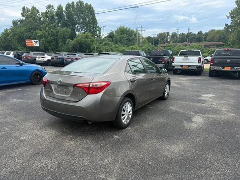 Used 2017 Toyota Corolla LE w/ Carpet Mat Package (TMS) FWD image 5